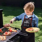 Kép 1/2 - BBQ fekete gyerek kötény piros szegéllyel fehér felirattal