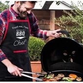 Kép 1/2 - BBQ fekete kötény piros szegéllyel fehér felirattal