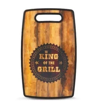 Barna famintás vágódeszka közepén "King of the grill" felirattal